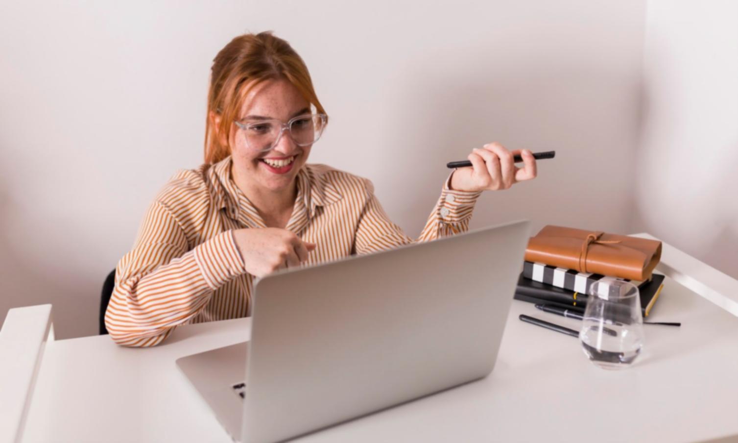 Análise de dados financeiros num escritório moderno